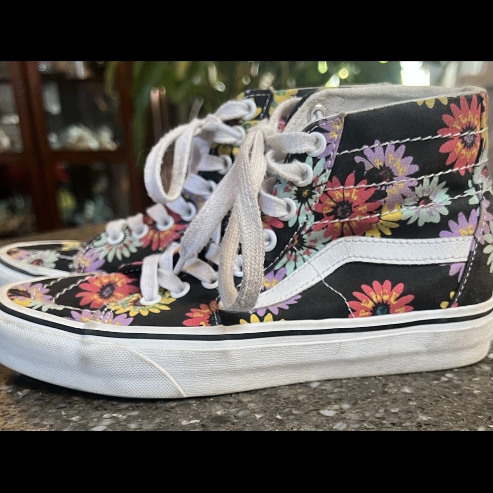 Vans Off The Wall Sk8-Hi High-Top Sneakers with Classic Design Size 6.5 Unisex